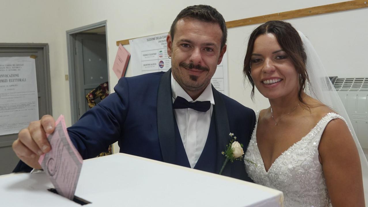 Prima sull’altare e poi al seggio: Luca e Silvia gli sposi elettori