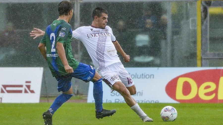 
	Il momento del tiro di Lucarelli contrastato da Cavalli del Seravezza (Masini/Silvi)

