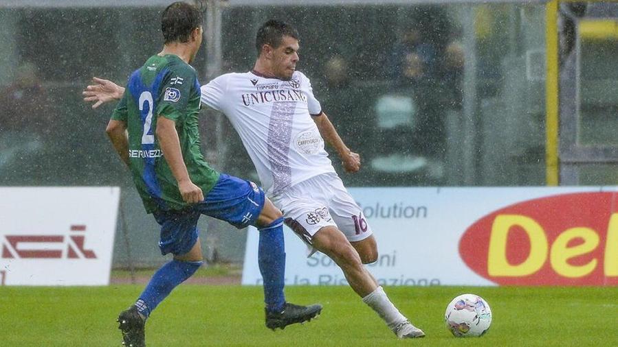 Il momento del tiro di Lucarelli contrastato da Cavalli del Seravezza (Masini/Silvi)