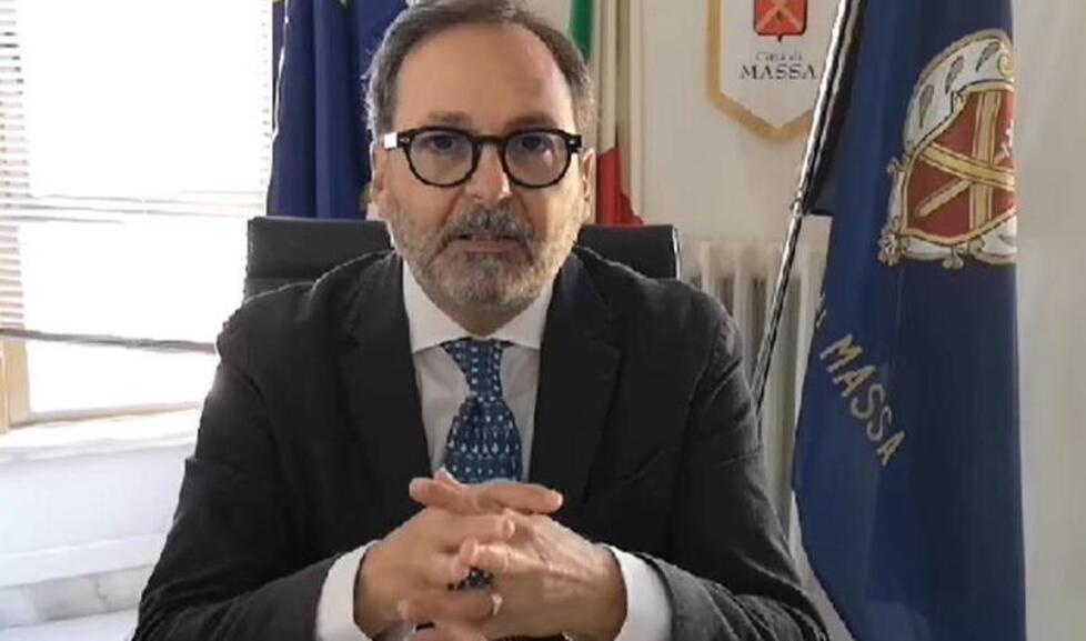 Nella foto il sindaco di Massa Francesco Persiani durante il suo intervento sulle bonifiche