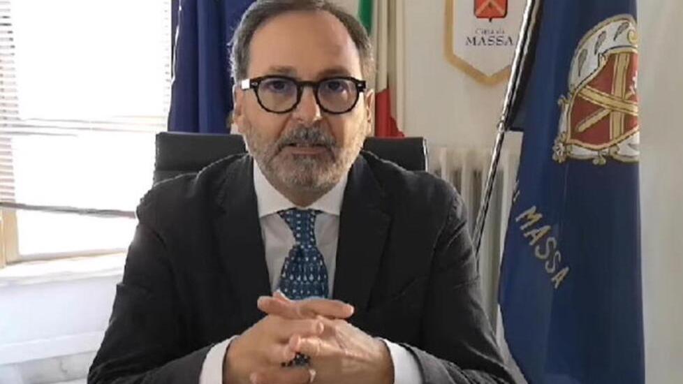 Nella foto il sindaco di Massa Francesco Persiani durante il suo intervento sulle bonifiche