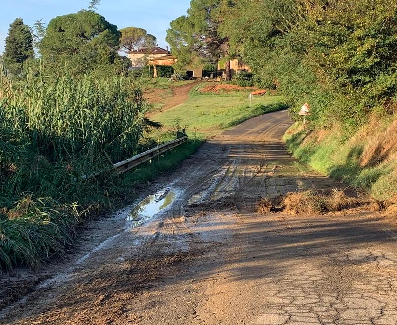Lo smottamento che si è verificato lungo la strada provinciale 79 che collega Certaldo alla frazione del Fiano, poco dopo la località il Pino, che ha costretto i tecnici di Metrocittà a intervenire con urgenza nella notte