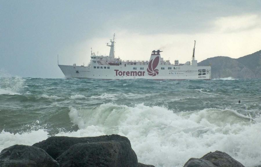 
	Una nave della Toremar in mezzo alle onde (foto d'archivio)

