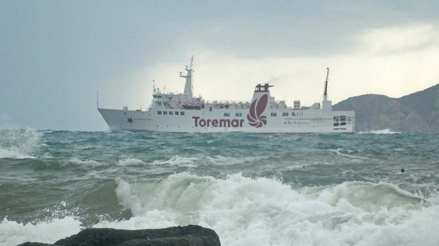 
	Una nave della Toremar in mezzo alle onde (foto d&#39;archivio)

