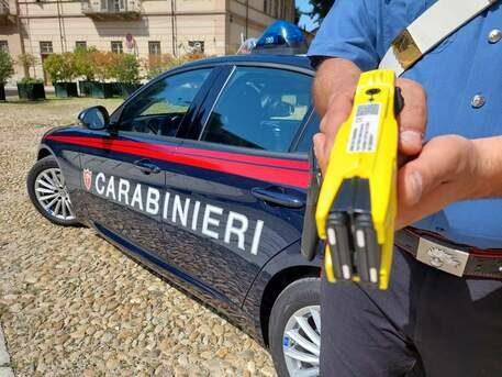 Minaccia i carabinieri con un palo, “neutralizzato” con la pistola elettrica