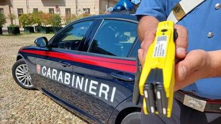 Minaccia i carabinieri con un palo, “neutralizzato” con la pistola elettrica