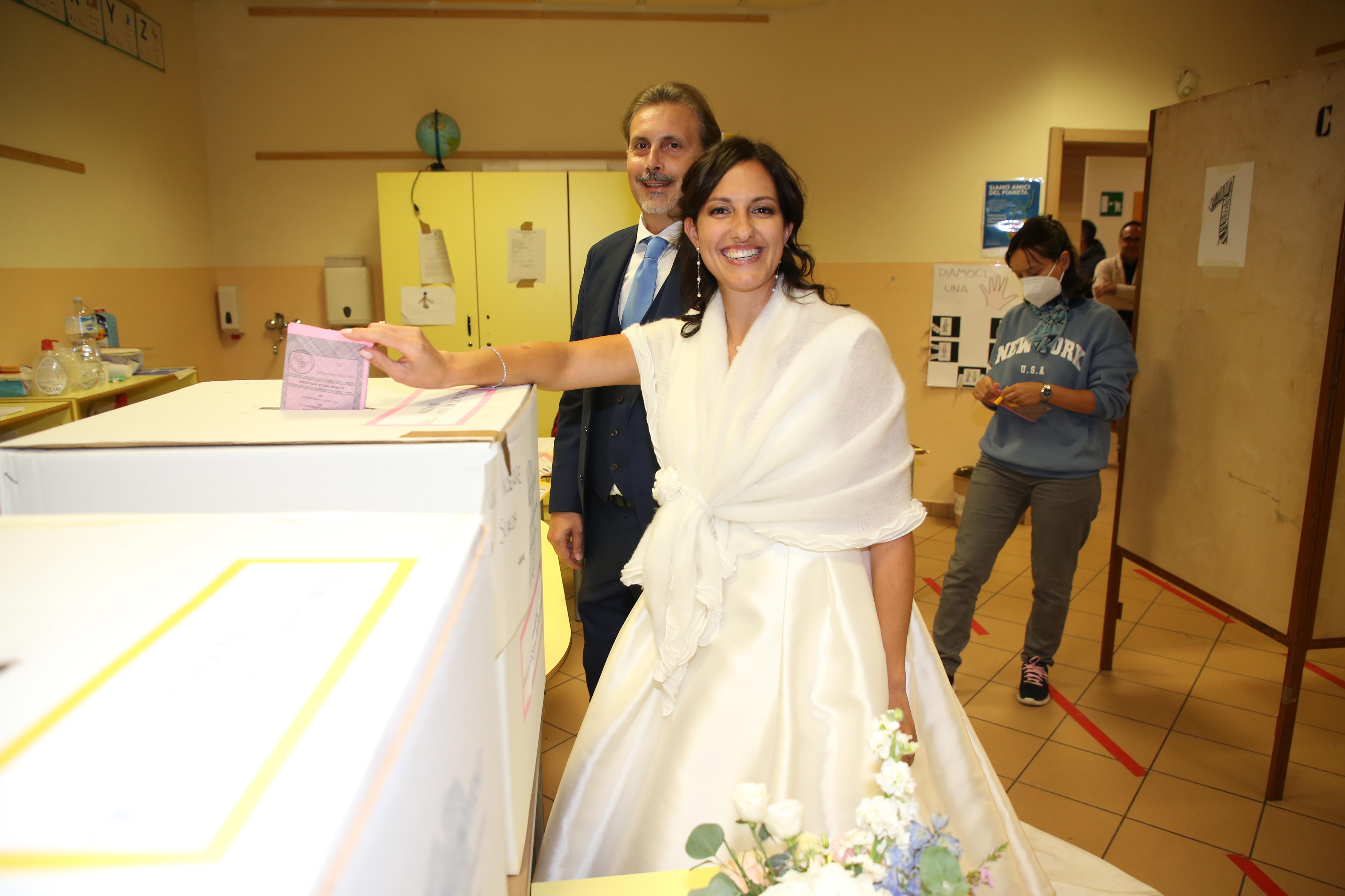 Alla Rosta arrivano gli sposi: il voto nel giorno delle nozze