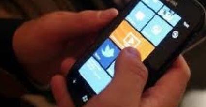 Cibo per cani al posto del cellulare 