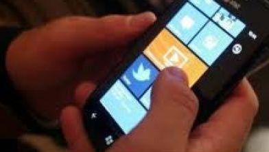 Cibo per cani al posto del cellulare