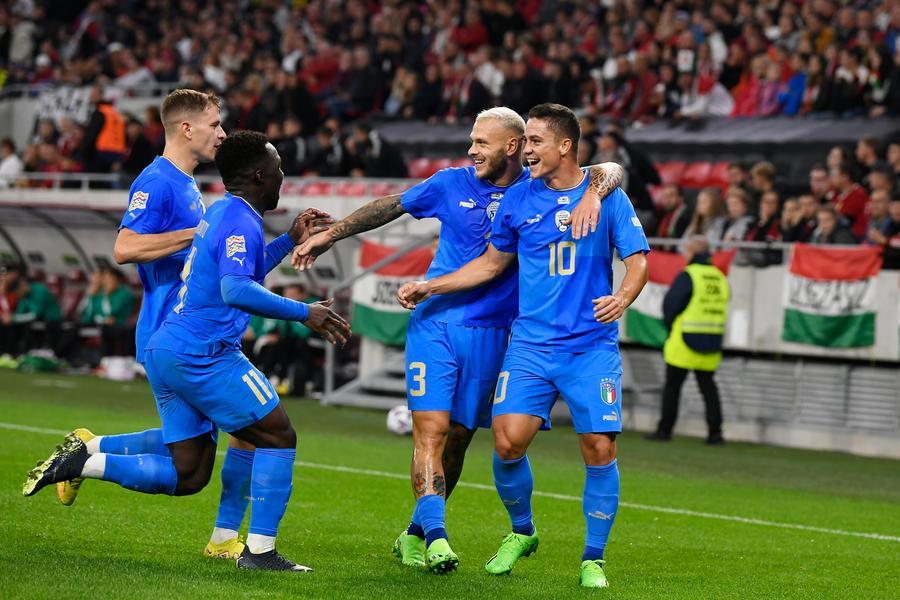 
	Barella e Gnonto festeggiano Dimarco e Raspadori, autori dei due gol azzurri

