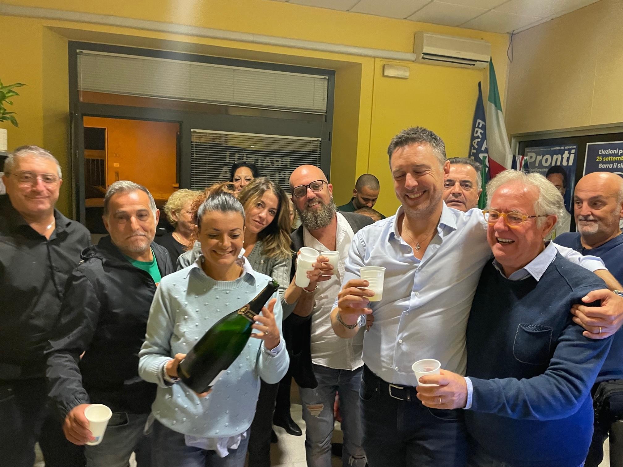 Fabrizio Rossi mentre festeggia il risultato di Fdi