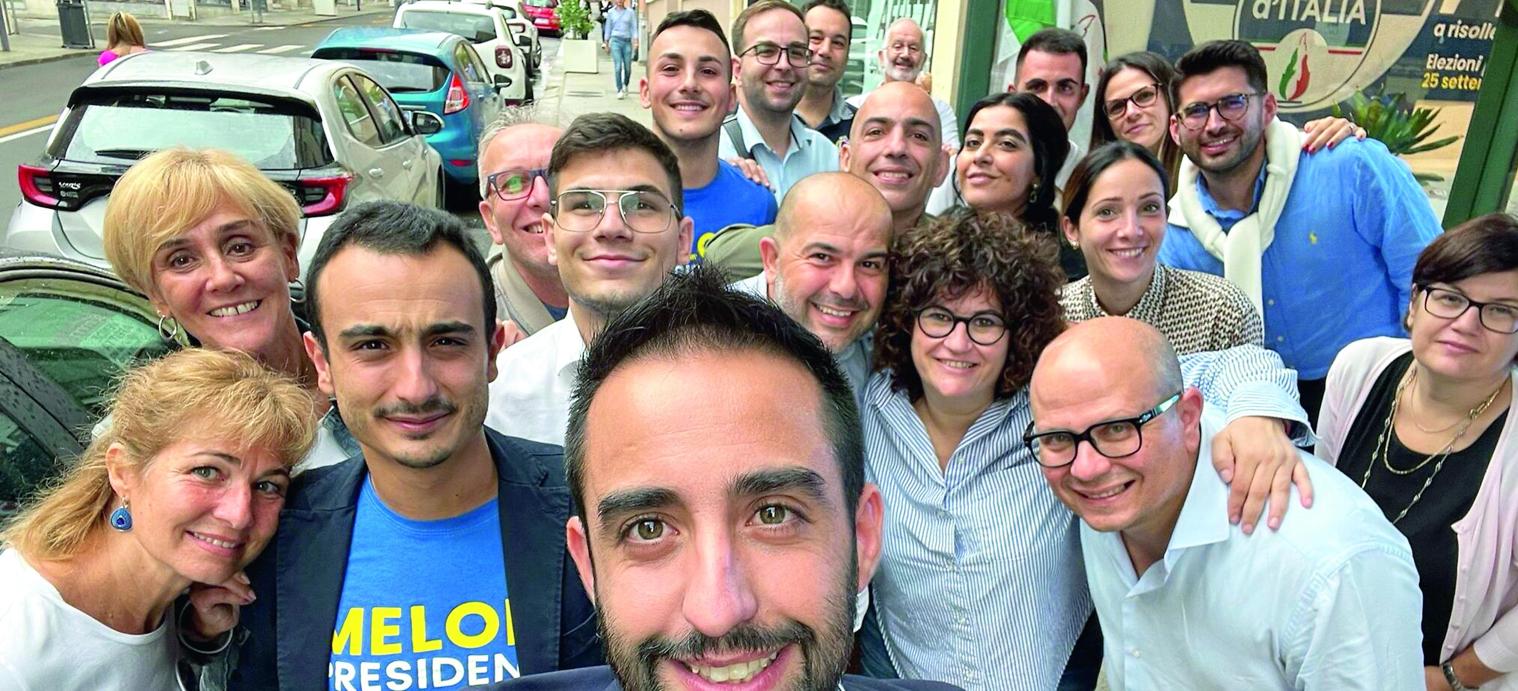 Un selfie di gruppo davanti alla sede di Fdi