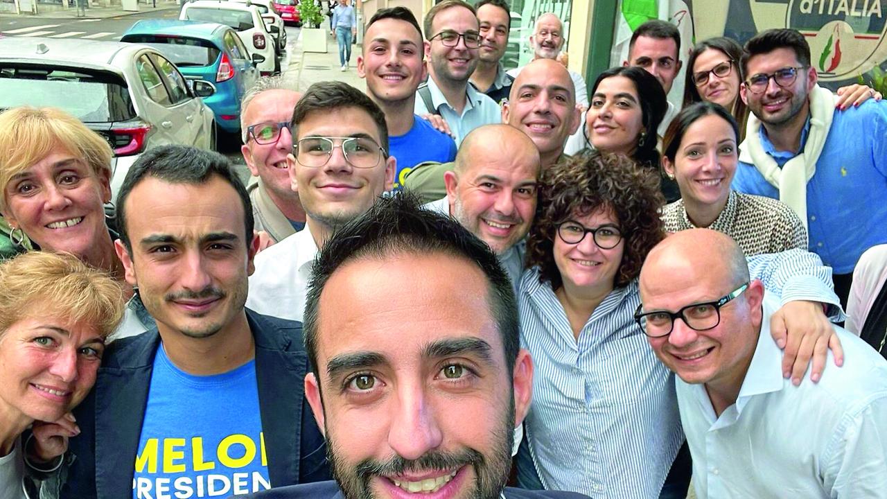 Un selfie di gruppo davanti alla sede di Fdi