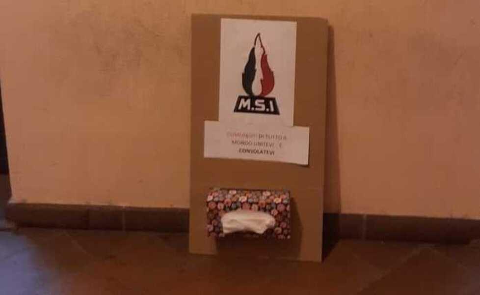 A Nonantola fazzolettini e fiamma tricolore davanti alla sede del Partito Democratico
