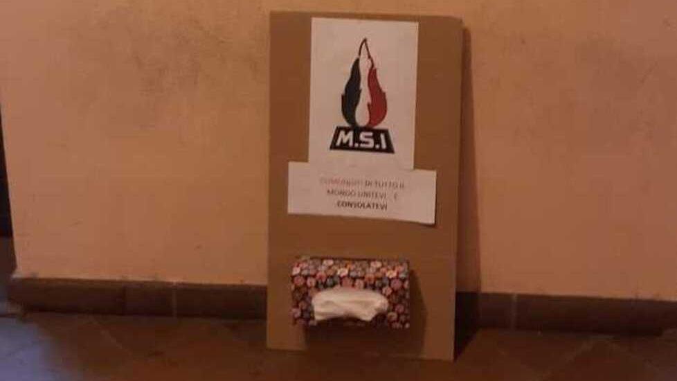 A Nonantola fazzolettini e fiamma tricolore davanti alla sede del Partito Democratico