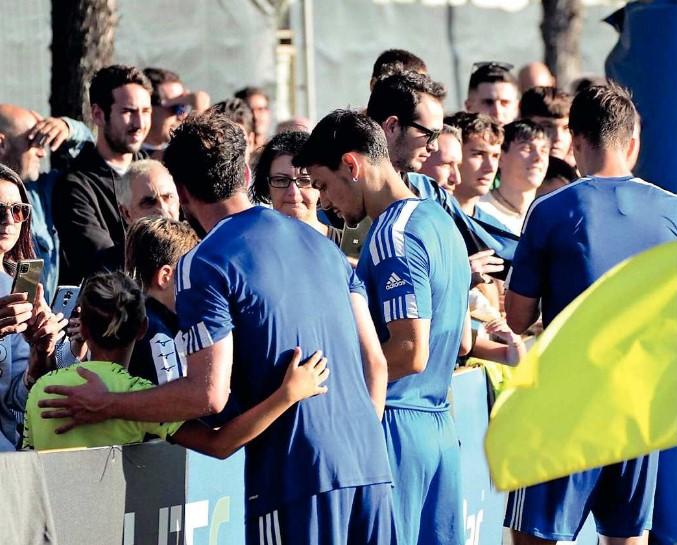 
	Porte aperte anche ieri pomeriggio ai campi di San Piero con selfie, autografi, voglia di sorridere e di ritrovare una serenit&agrave; perduta (foto ufficio stampa Pisa Sc)

