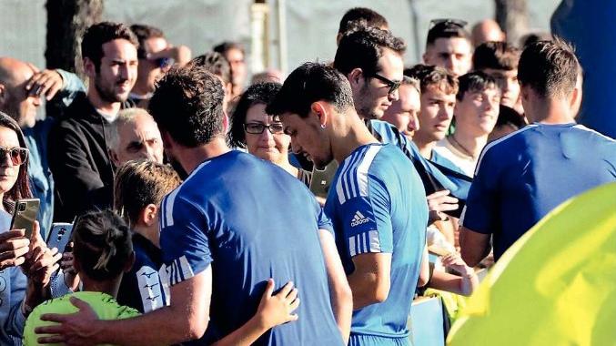 Porte aperte anche ieri pomeriggio ai campi di San Piero con selfie, autografi, voglia di sorridere e di ritrovare una serenità perduta (foto ufficio stampa Pisa Sc)