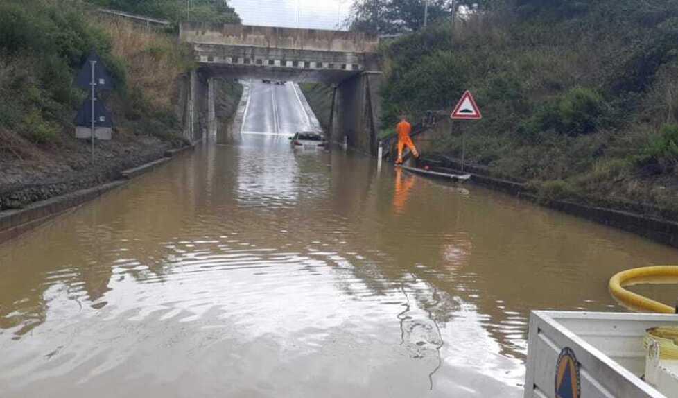 Famiglia intrappolata nel sottopasso dopo la festa di nozze: nessun semaforo rosso in funzione