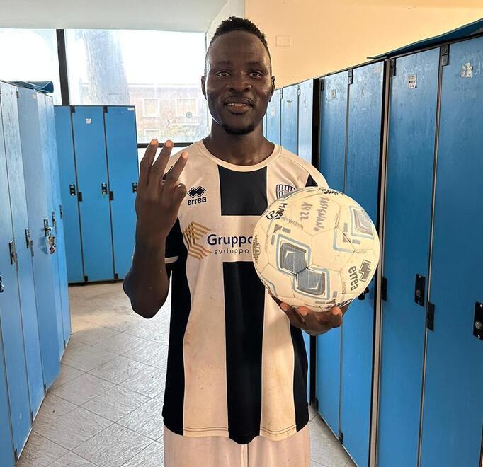 Makhmadane Dicko con il pallone della vittoria: con la sua tripletta ha trascinato il Rosignano Solvay nella straripante vittoria per 5-1 sull’Etruschi Livorno