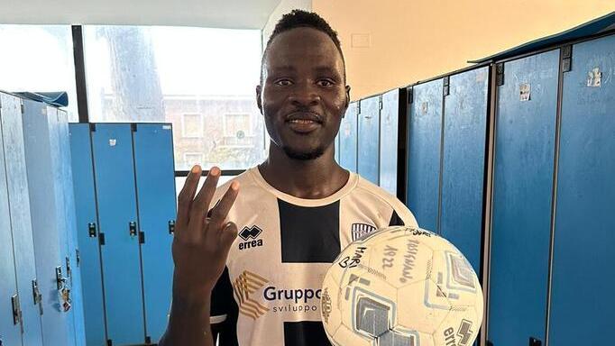 Makhmadane Dicko con il pallone della vittoria: con la sua tripletta ha trascinato il Rosignano Solvay nella straripante vittoria per 5-1 sull’Etruschi Livorno