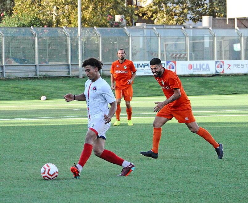 Nella foto, Mounir El Falahi: il suo piazzamento dietro alle punte ha caratterizzato uno degli elementi di forza a livello tattico nell’esordio in campionato del Cecina allenato da mister Sebastiano Miano (foto Michele Falorni/Silvi)