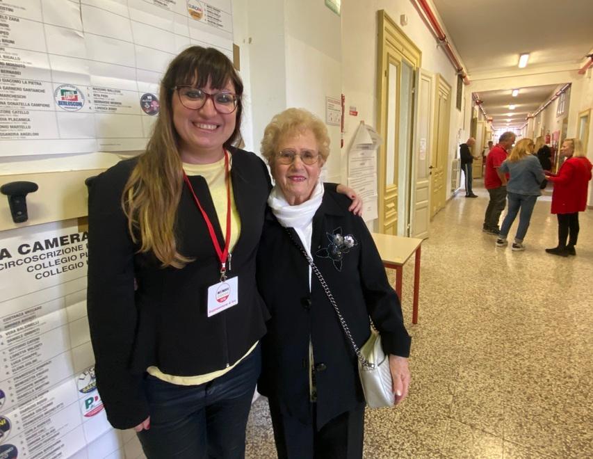 Stella Sorgente (M5S) al seggio delle scuole Micheli, dove ha votato con la nonna Albertina