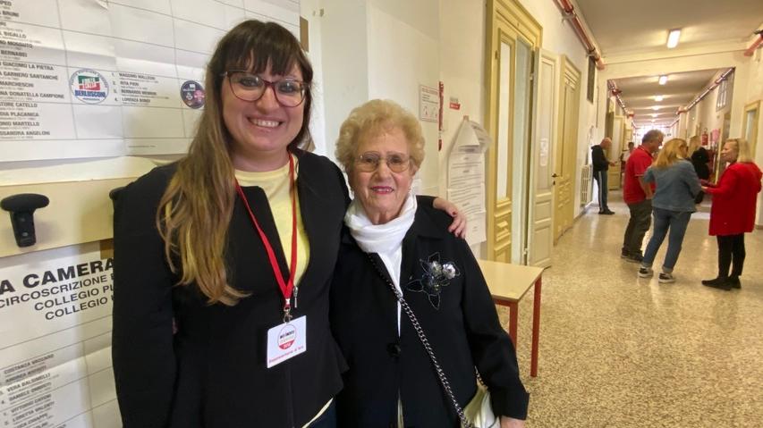 Stella Sorgente (M5S) al seggio delle scuole Micheli, dove ha votato con la nonna Albertina