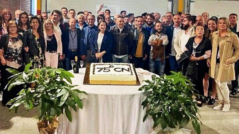 Dirigenti dipendenti e familiari oltre a clienti e fornitori nella foto di gruppo per i 75 anni di Costruzioni Novicrom