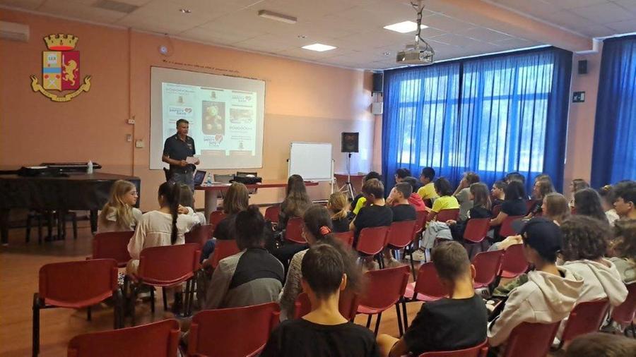La polizia incontra gli studenti nella “Giornata con zero vittime sulla strada”