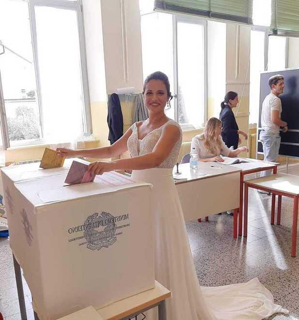La foto scattata a Chiara dai membri del seggio dove si è presentata in abito da sposa