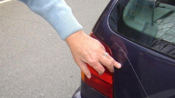 Decine di auto graffiate, fermato un anziano con due cacciaviti