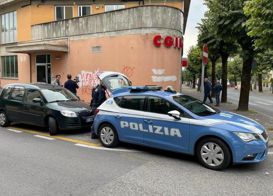 Vandali contro la Cgil: scritte offensive