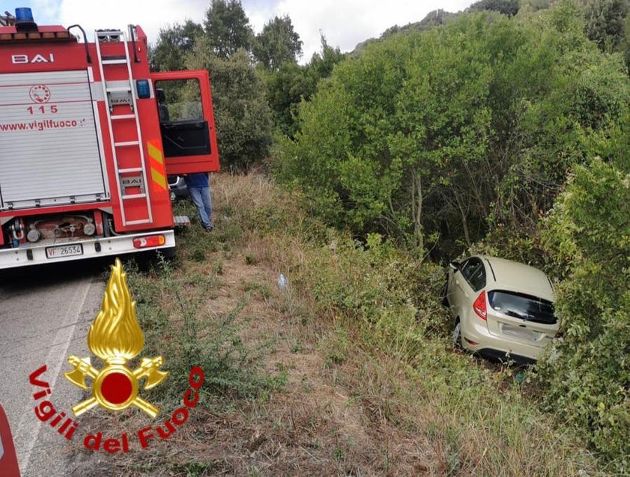 Arzachena, perde il controllo dell’auto e finisce in cunetta