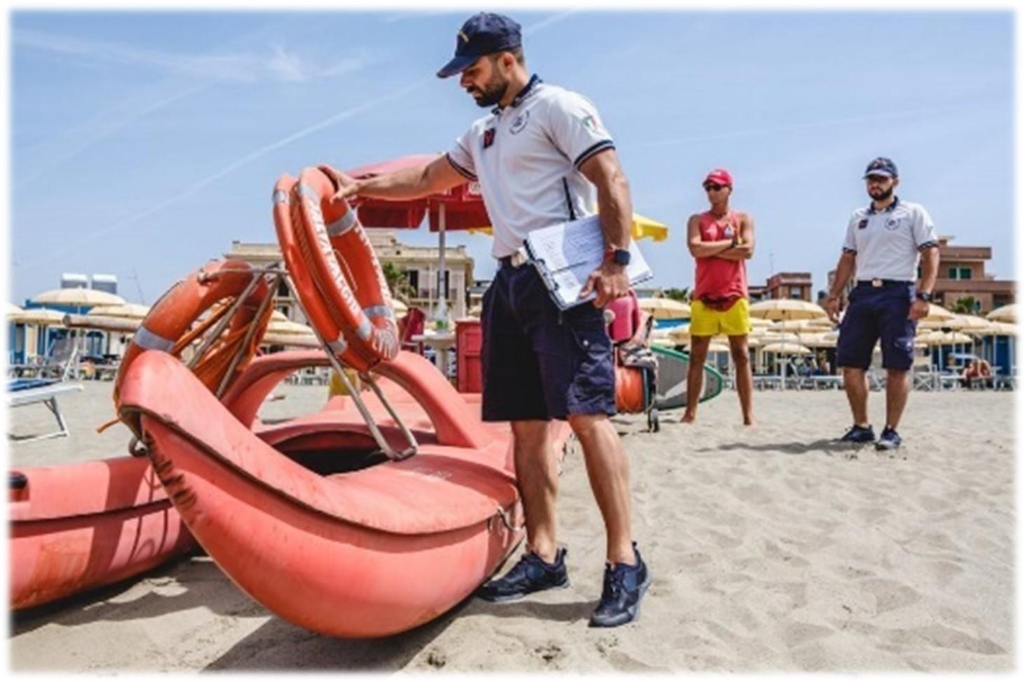 Guardia costiera in spiaggia per un controllo
