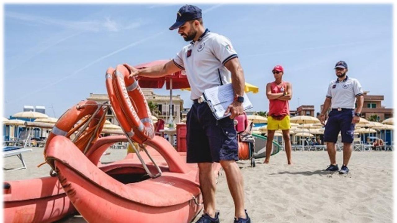 Guardia costiera in spiaggia per un controllo