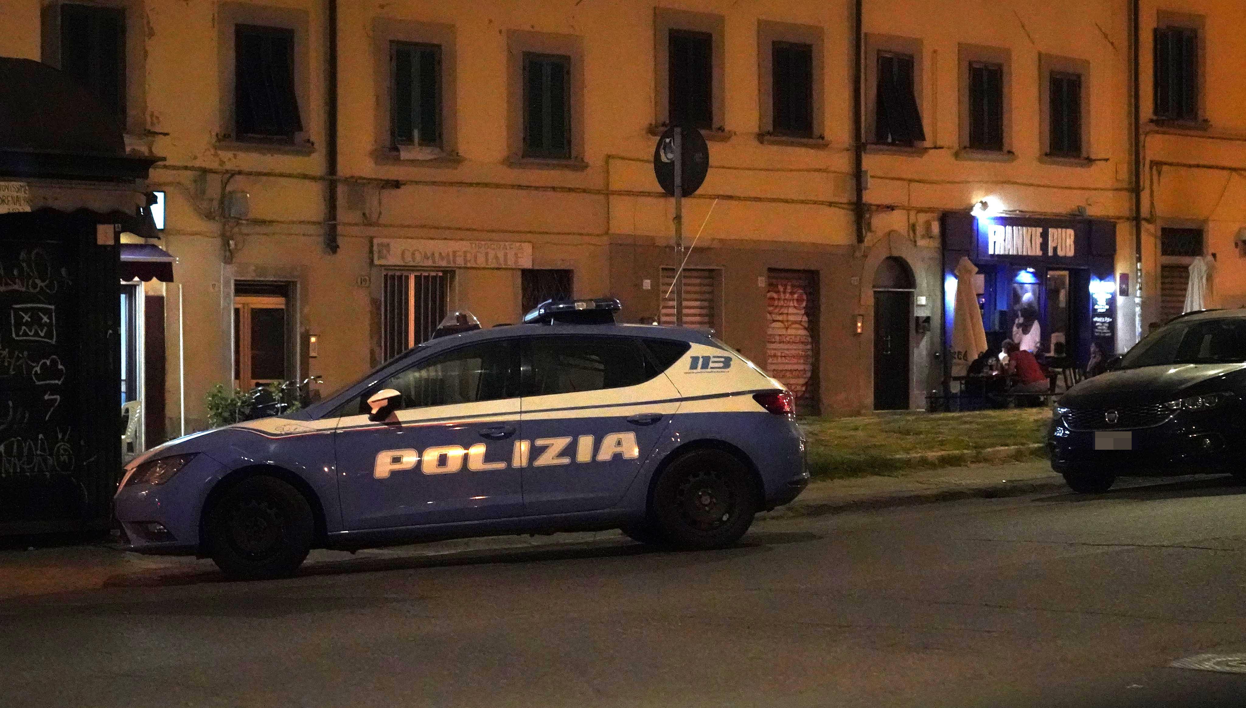 Una volante della polizia nella zona di piazza della Repubblica (foto d'archivio)