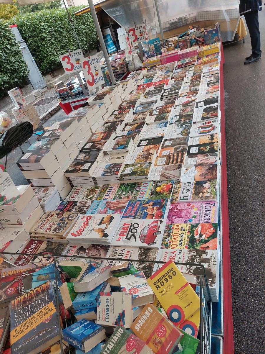 Sequestrati libri e giocattoli “irregolari” su un banco della fiera di San Michele