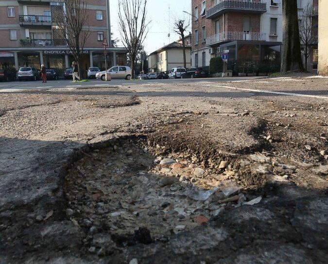 Cadono per le buche in strada e fanno causa al Comune
