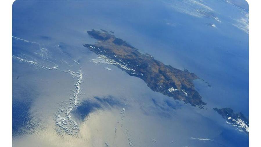 Ciao Sardegna, micro-continente anche dal cosmo: #Astrosamantha twitta foto e commenti mentre sorvola l’isola