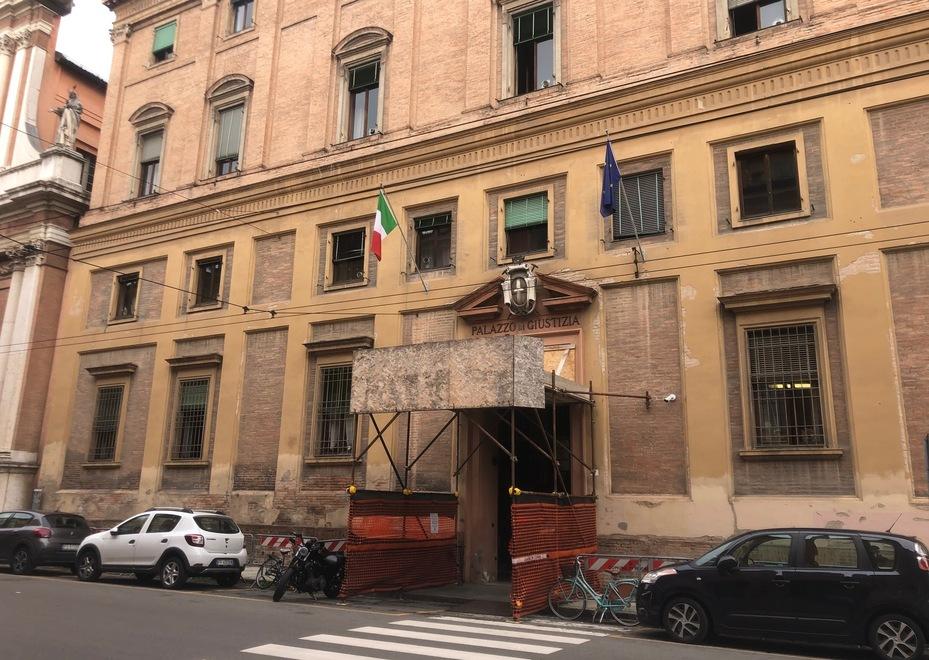 Modena. Prostituta lo adesca al bancomat e il complice lo rapina di 500 euro