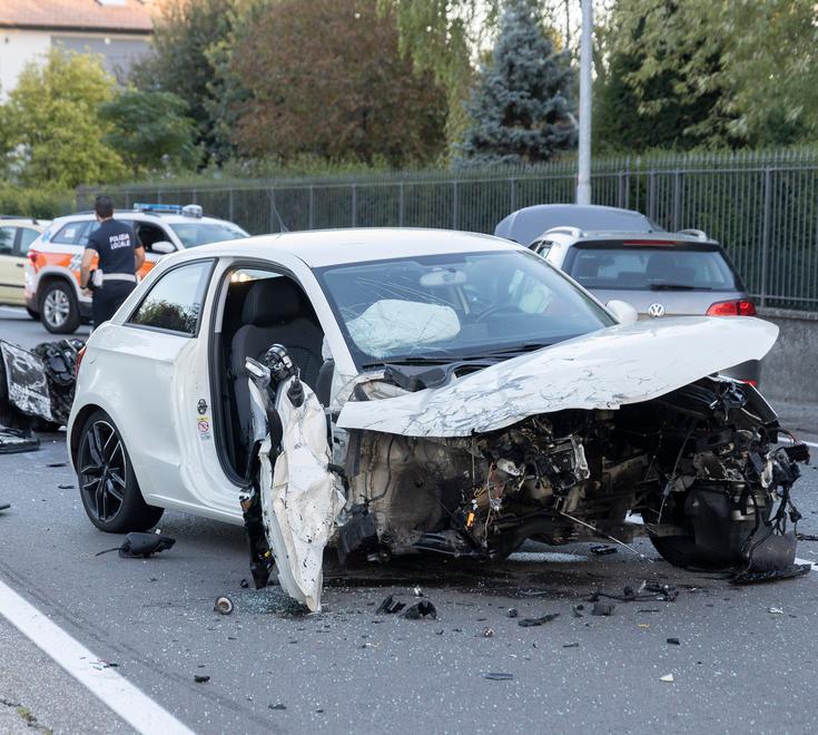 Modena. Tremendo schianto lungo via Contrada: resta ferito un 45enne