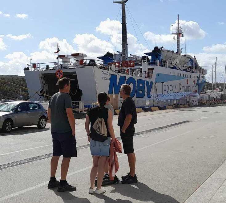 Santa Teresa, le navi per la Corsica bloccate dal vento: i passeggeri a terra