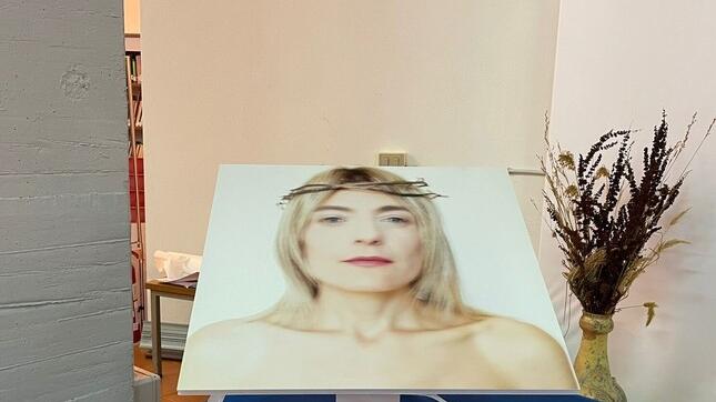 La mostra in chiesa a San Teodoro fa discutere, esclusa una foto: «È provocatoria»