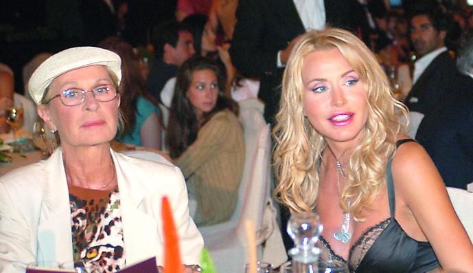 Valeria Marini a Porto Cervo con la madre Gianna Orrù