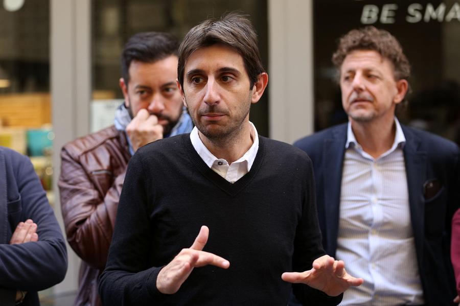 
	In primo piano Giovanni Donzelli

