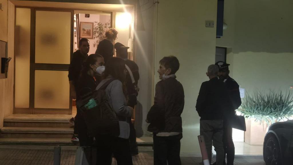 Siena, trovata strangolata in casa. S'indaga su più persone. Movente per soldi