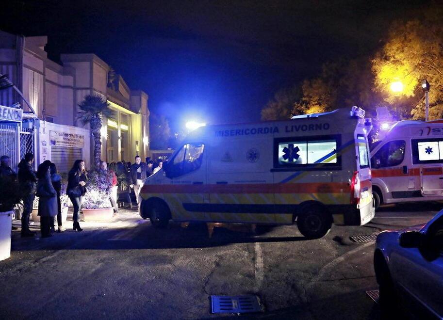 Nella foto le ambulanze della Svs di via San Giovanni e della Misericordia di via Verdi fuori dal locale Acquarius