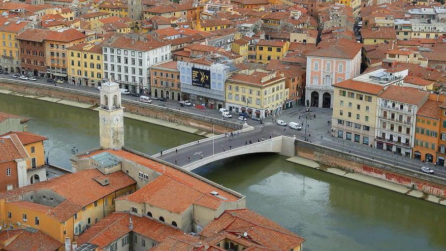 Una veduta di Pisa con in primo piano il Ponte di Mezzo e l’Arno
