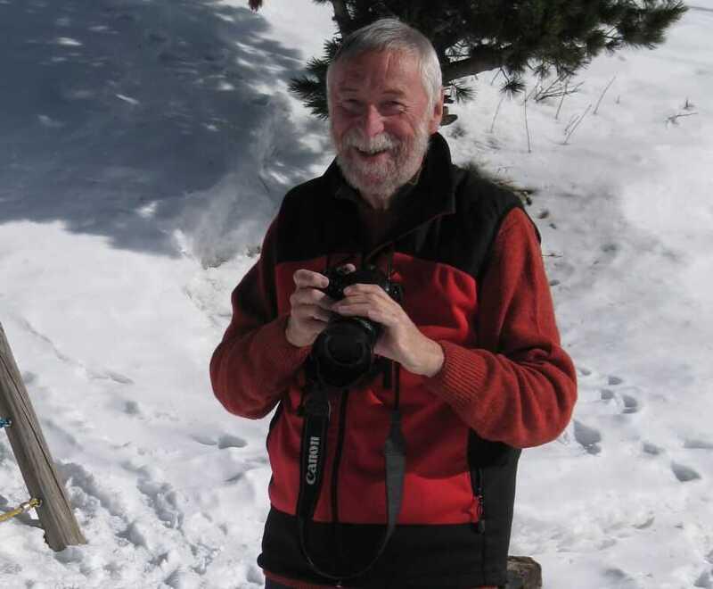 Un’immagine sorridente di Augusto Guidugli in montagna