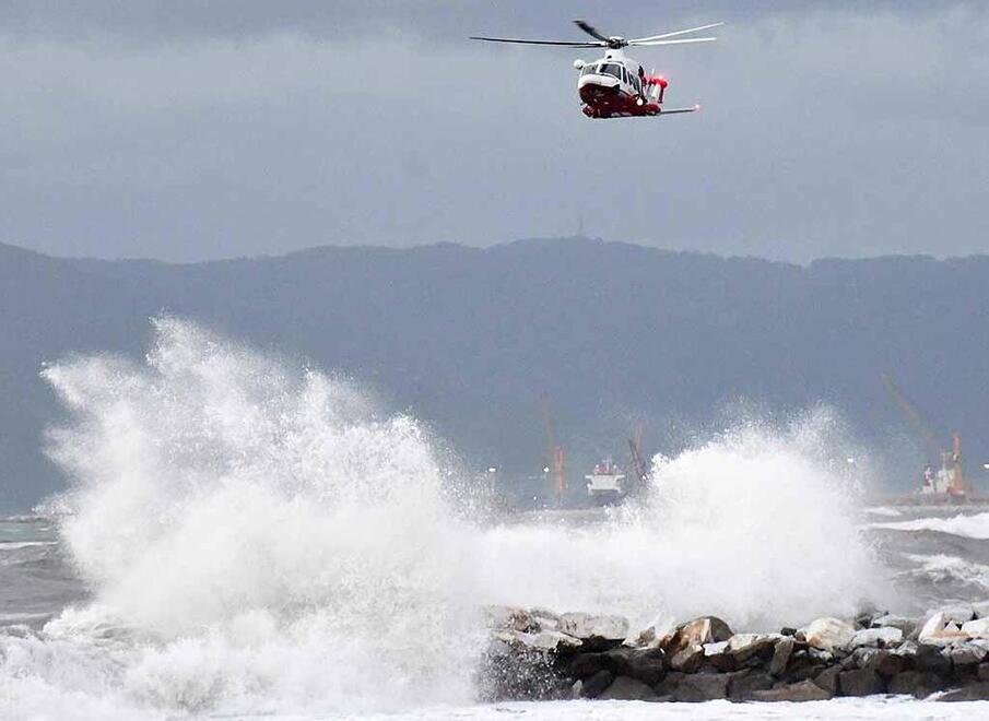 Guardia costiera e vigili del fuoco hanno iniziato l’intervento all’alba con vari mezzI